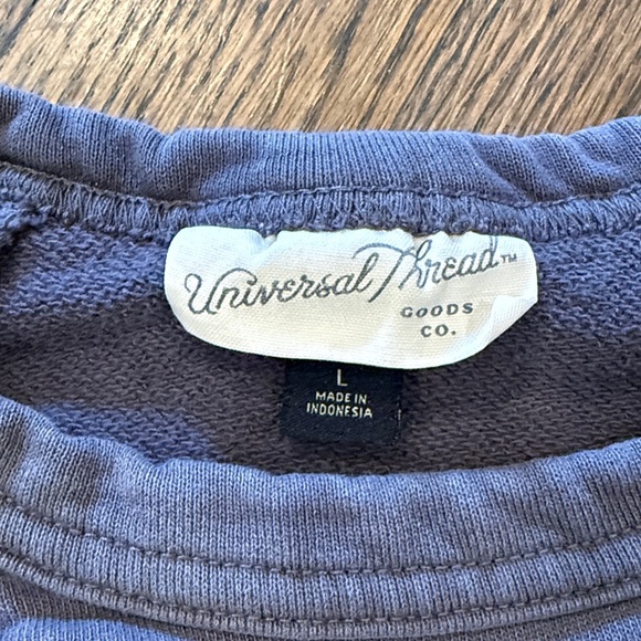 Universal Thread Crewneck - Picture 2 of 2
